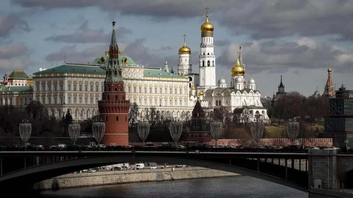 Điện Kremlin bác tin Mỹ đề xuất nới trừng phạt Nga để đổi tù nhân - Hình 1