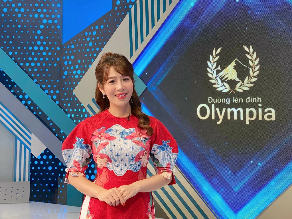 MC từng dẫn Đường Lên Đỉnh Olympia là Thủ khoa Đại học, giờ giữ vai trò quan trọng tại VTV, cùng con gái du lịch khắp thế giới - Hình 1