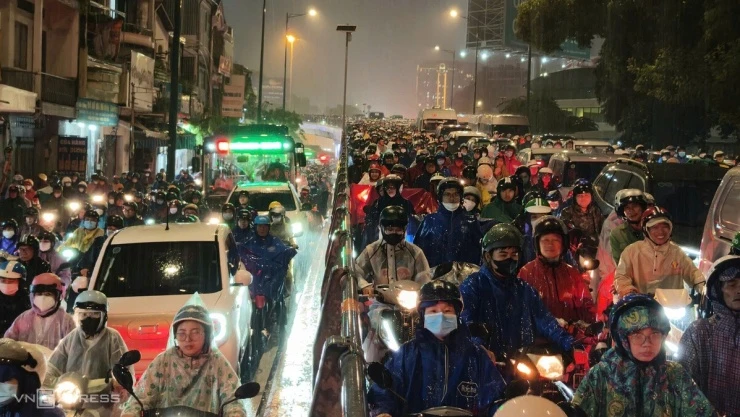 Mưa trắng trời TP HCM, giao thông tê liệt, người dân chật vật - Hình 7