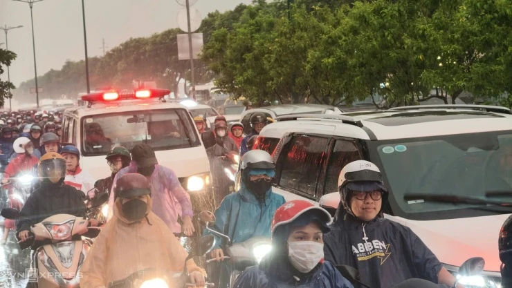 Mưa trắng trời TP HCM, giao thông tê liệt, người dân chật vật - Hình 8
