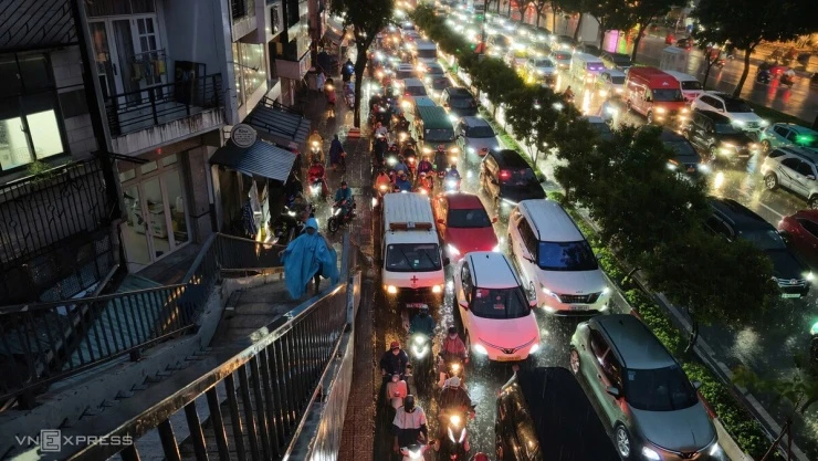 Mưa trắng trời TP HCM, giao thông tê liệt, người dân chật vật - Hình 6