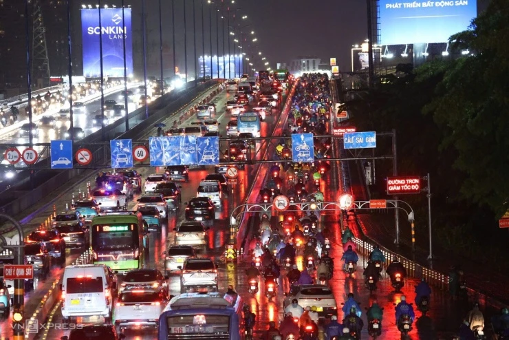 Mưa trắng trời TP HCM, giao thông tê liệt, người dân chật vật - Hình 10