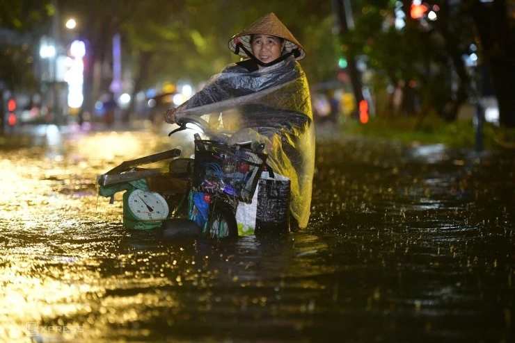 Mưa trắng trời TP HCM, giao thông tê liệt, người dân chật vật - Hình 12