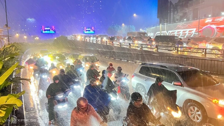 Mưa trắng trời TP HCM, giao thông tê liệt, người dân chật vật - Hình 9