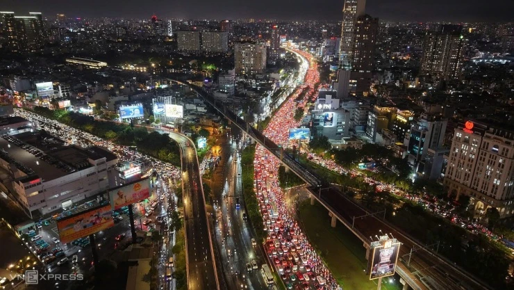 Mưa trắng trời TP HCM, giao thông tê liệt, người dân chật vật - Hình 1