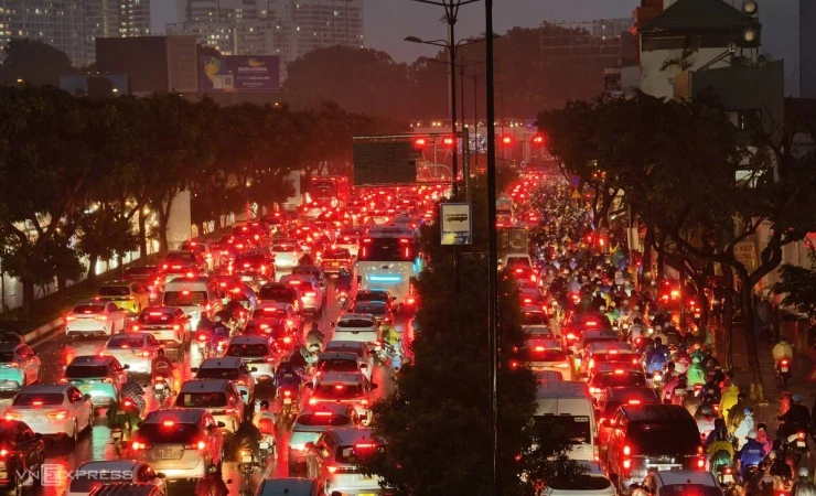 Mưa trắng trời TP HCM, giao thông tê liệt, người dân chật vật - Hình 4