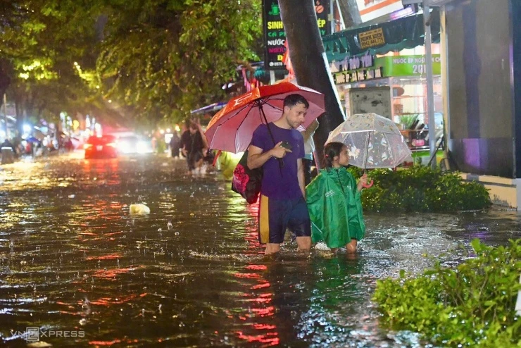 Mưa trắng trời TP HCM, giao thông tê liệt, người dân chật vật - Hình 14