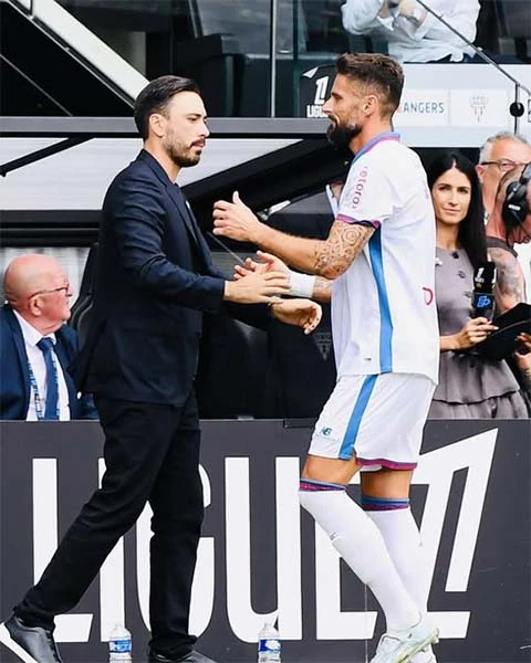 Olivier Giroud: Với tôi, Baresi hay Maldini chính là những người ngoài hành tinh - Hình 7