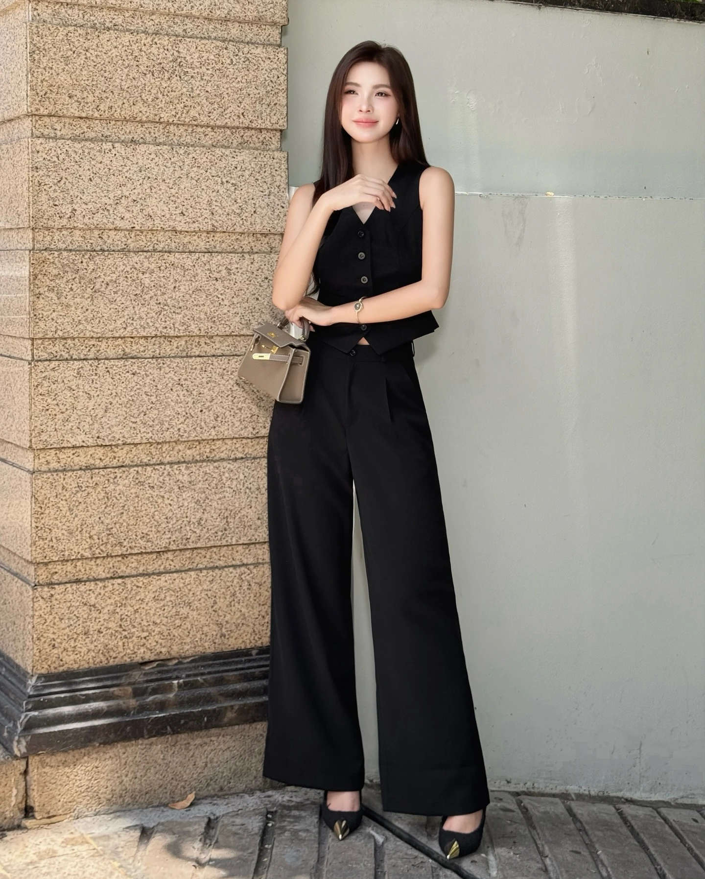 Diện cả sắc đen quyền lực mà không hề nhàm chán - Hình 7