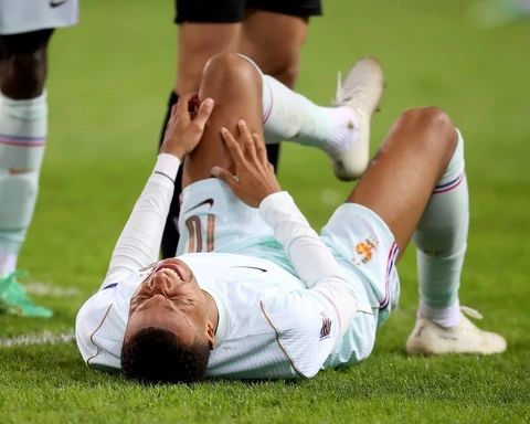 Jose Mourinho: Thật lố bịch khi chỉ trích Kylian Mbappe! - Hình 2