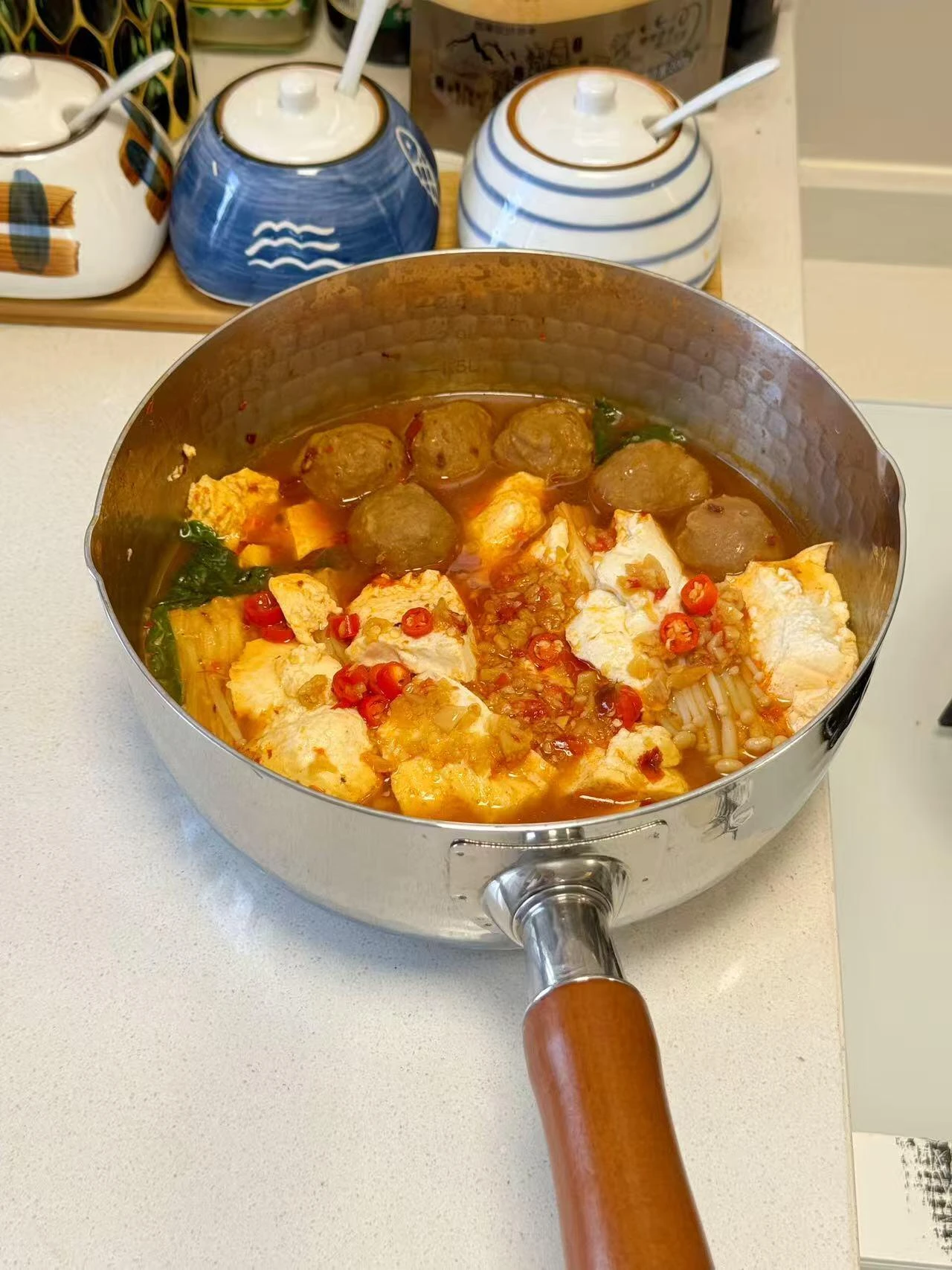 Dọn lại căn bếp tôi mới nhận ra: Nồi chảo mua cả đống nhưng thực ra chỉ cần 3 món là đủ - Hình 4