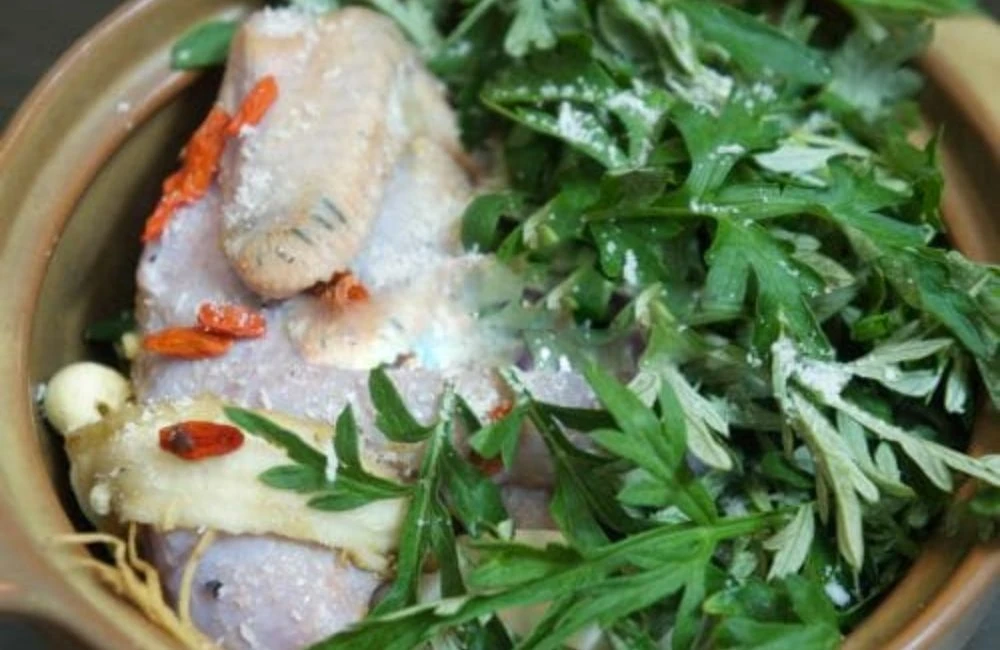 5 món ăn từ ngải cứu hỗ trợ giảm đau xương khớp - Hình 2