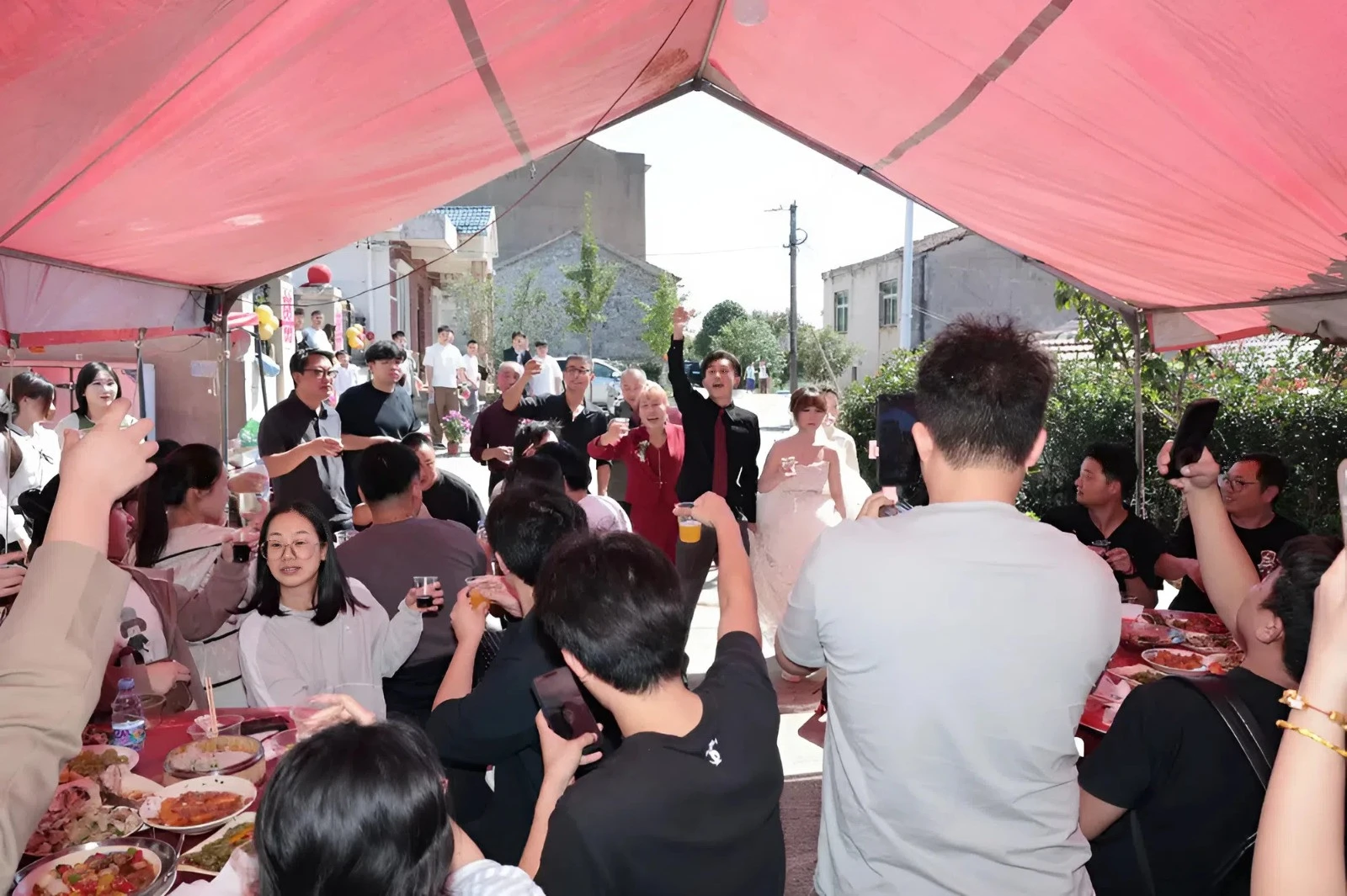 Chú rể mời cộng đồng mạng ăn cưới miễn phí, hơn 100 người vượt đường xa đến dự - Hình 1