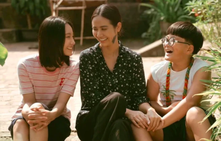 Mỹ nhân phim giờ vàng: Ngoài đời sang chảnh, lên phim khắc khổ không nhận ra - Hình 1