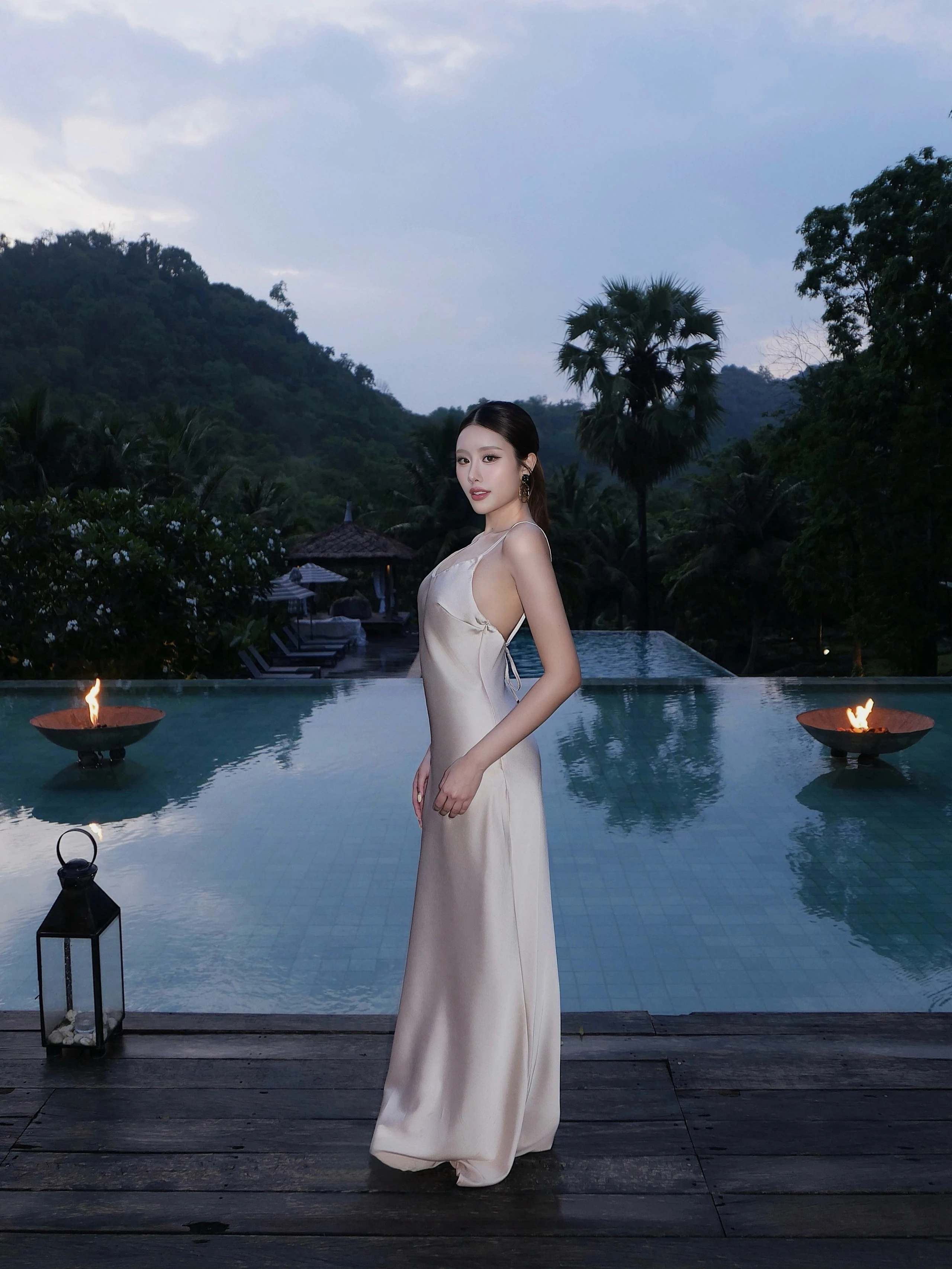 Tôn dáng tinh tế với đầm lụa - Hình 4