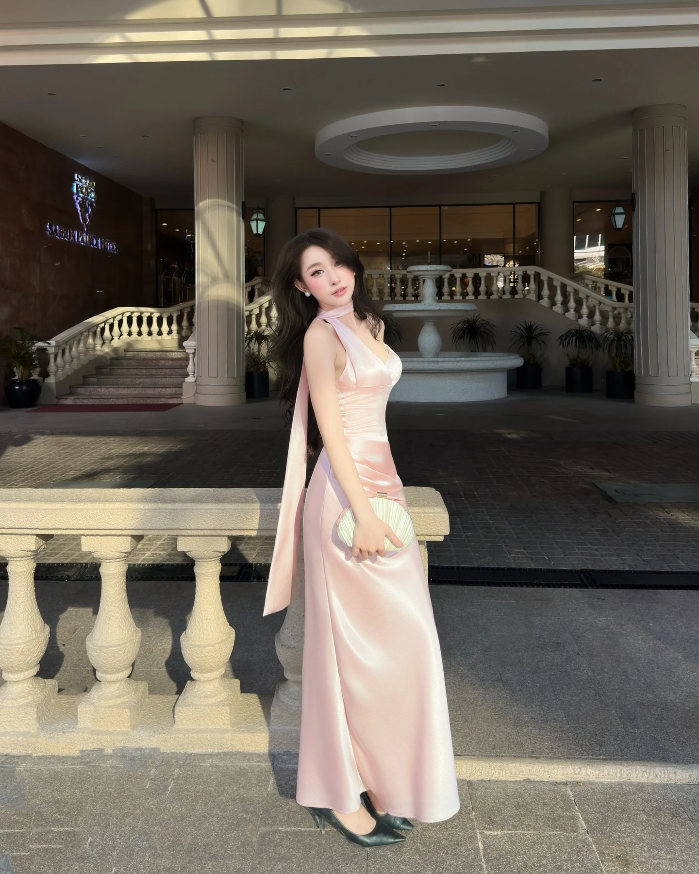 Tôn dáng tinh tế với đầm lụa - Hình 3