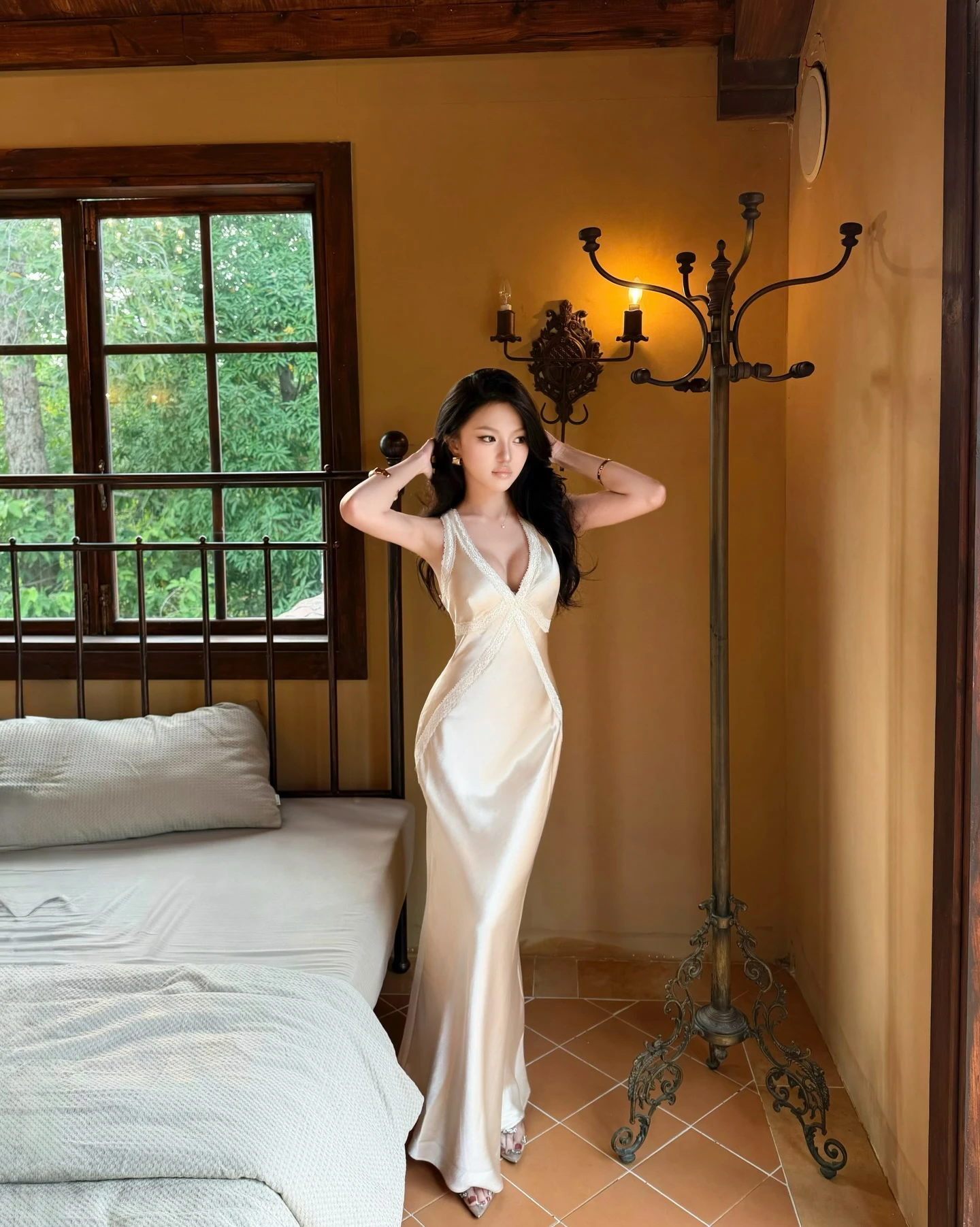 Tôn dáng tinh tế với đầm lụa - Hình 5