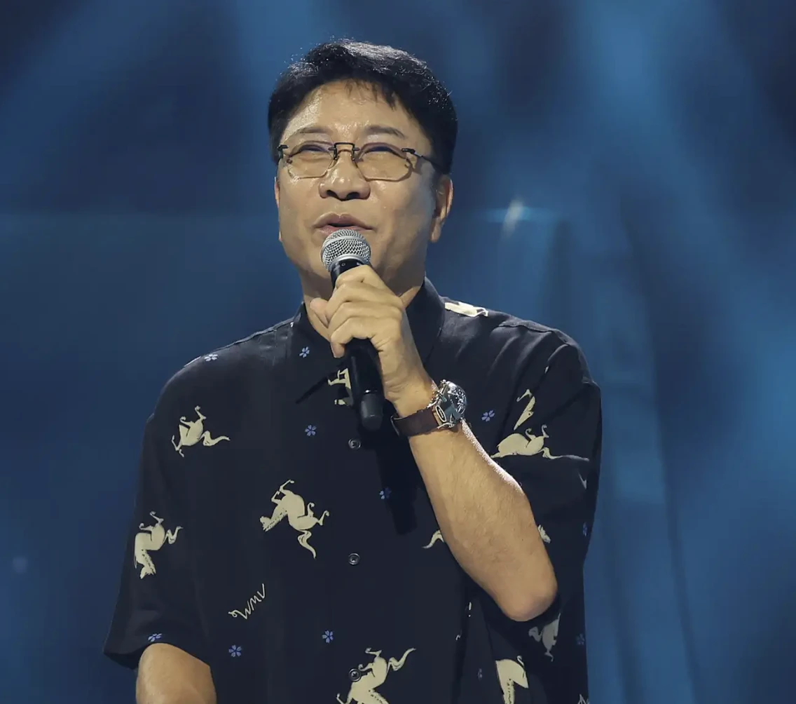 Cụ ông 74 tuổi làm chao đảo showbiz Hàn Quốc - Hình 1