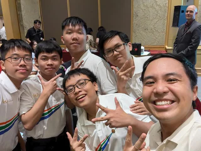Cuộc sống hiện tại của Quán quân Đường Lên Đỉnh Olympia từng được mệnh danh là ông tổ nghề rửa bát, về nước sau 14 năm vô địch - Hình 4