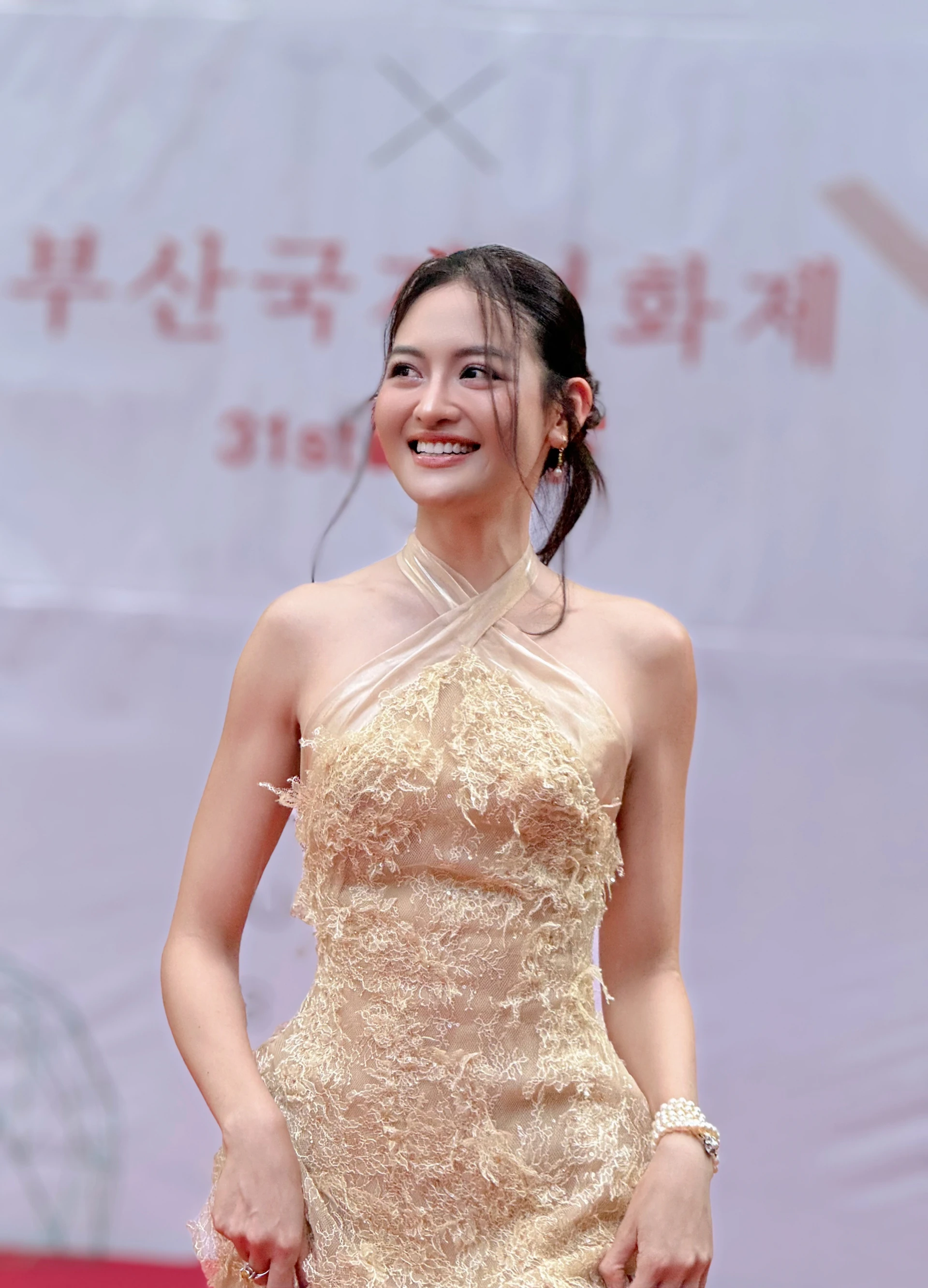 Thù lao gây sốc của mỹ nhân Việt đẹp nhất LHP Busan 2026 - Hình 1