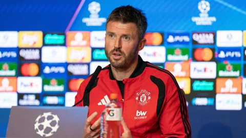 Carrick cảnh báo Bruno Fernandes: Không ai chắc suất đá chính ở MU - Hình 1