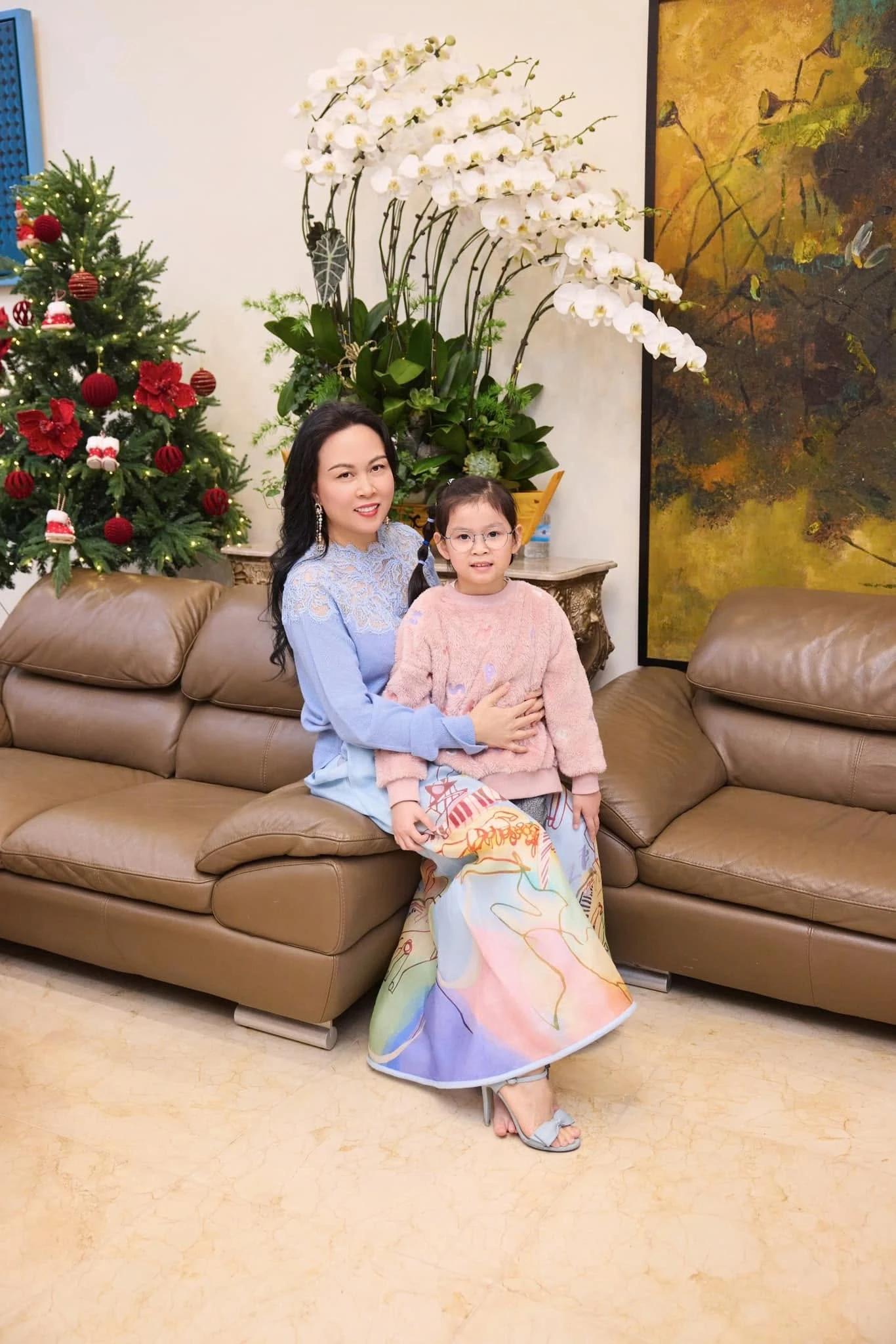 Con gái Quách Ngọc Ngoan bám bố không rời, đặc biệt yêu mến ca sĩ Phương Mỹ Chi - Hình 7