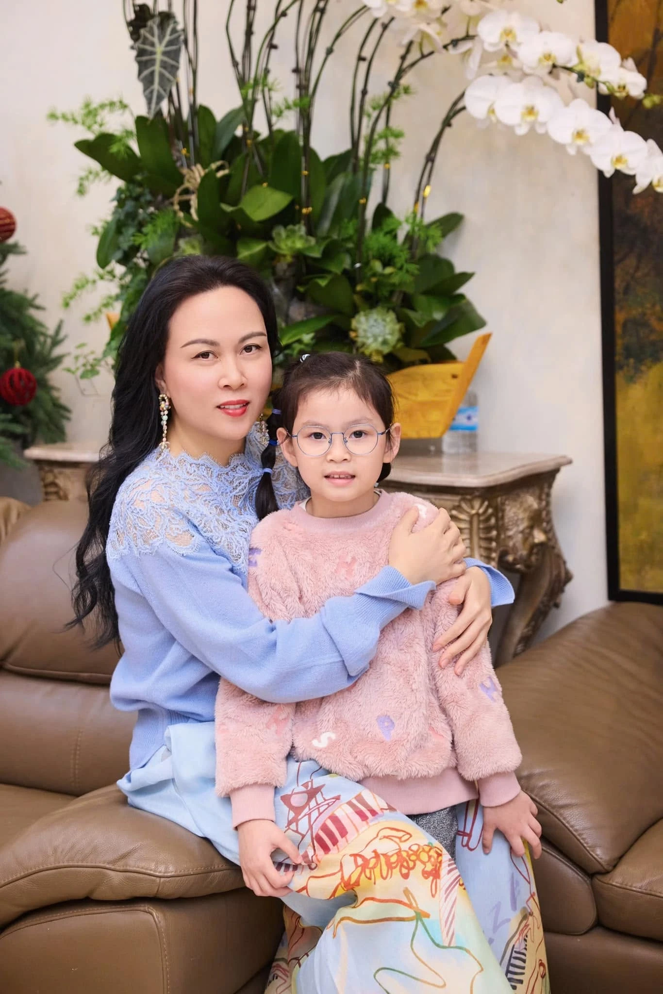 Con gái Quách Ngọc Ngoan bám bố không rời, đặc biệt yêu mến ca sĩ Phương Mỹ Chi - Hình 6