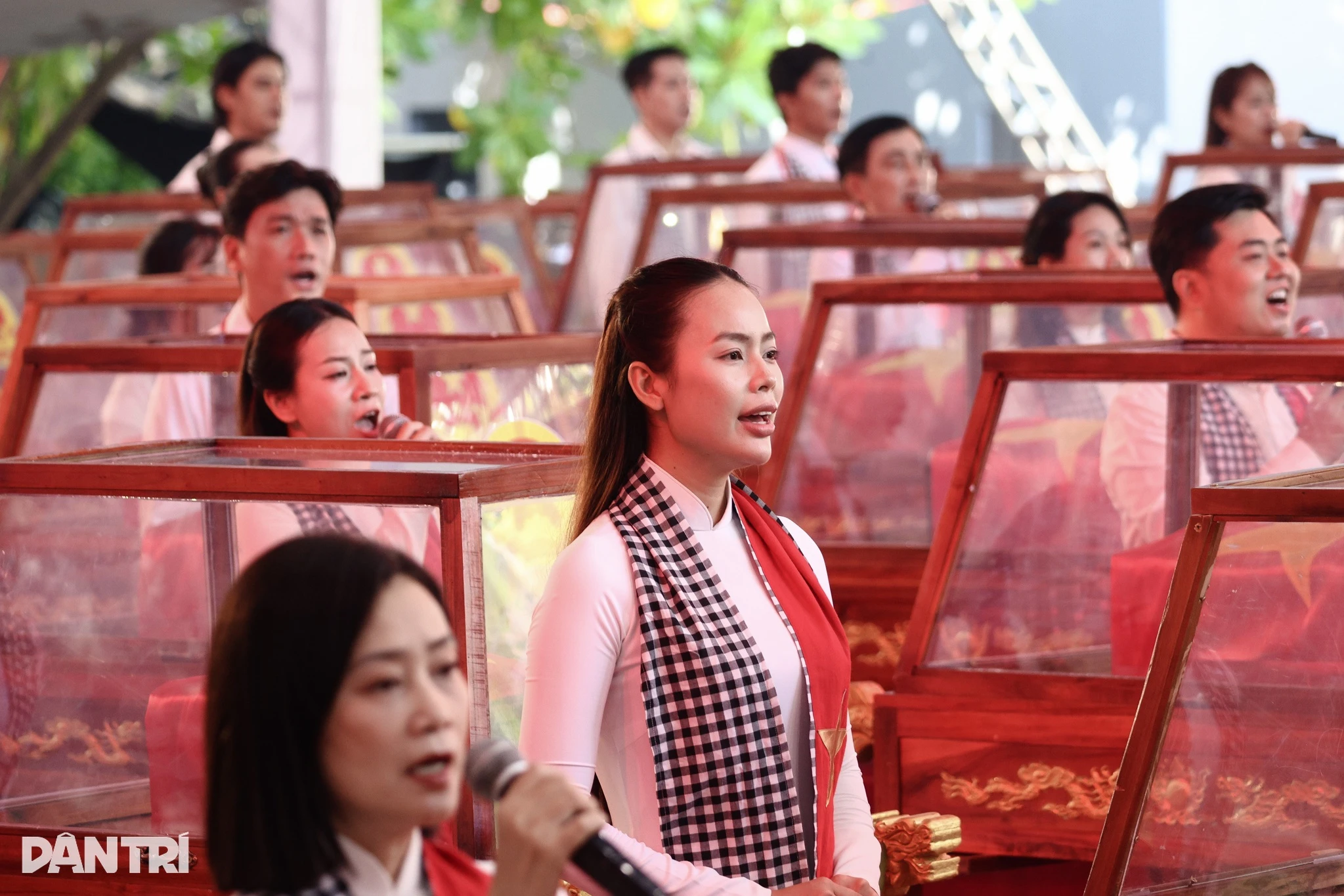 Nghệ sĩ, hoa hậu hòa cùng dòng người cầm hoa trắng tiễn đưa liệt sĩ - Hình 3
