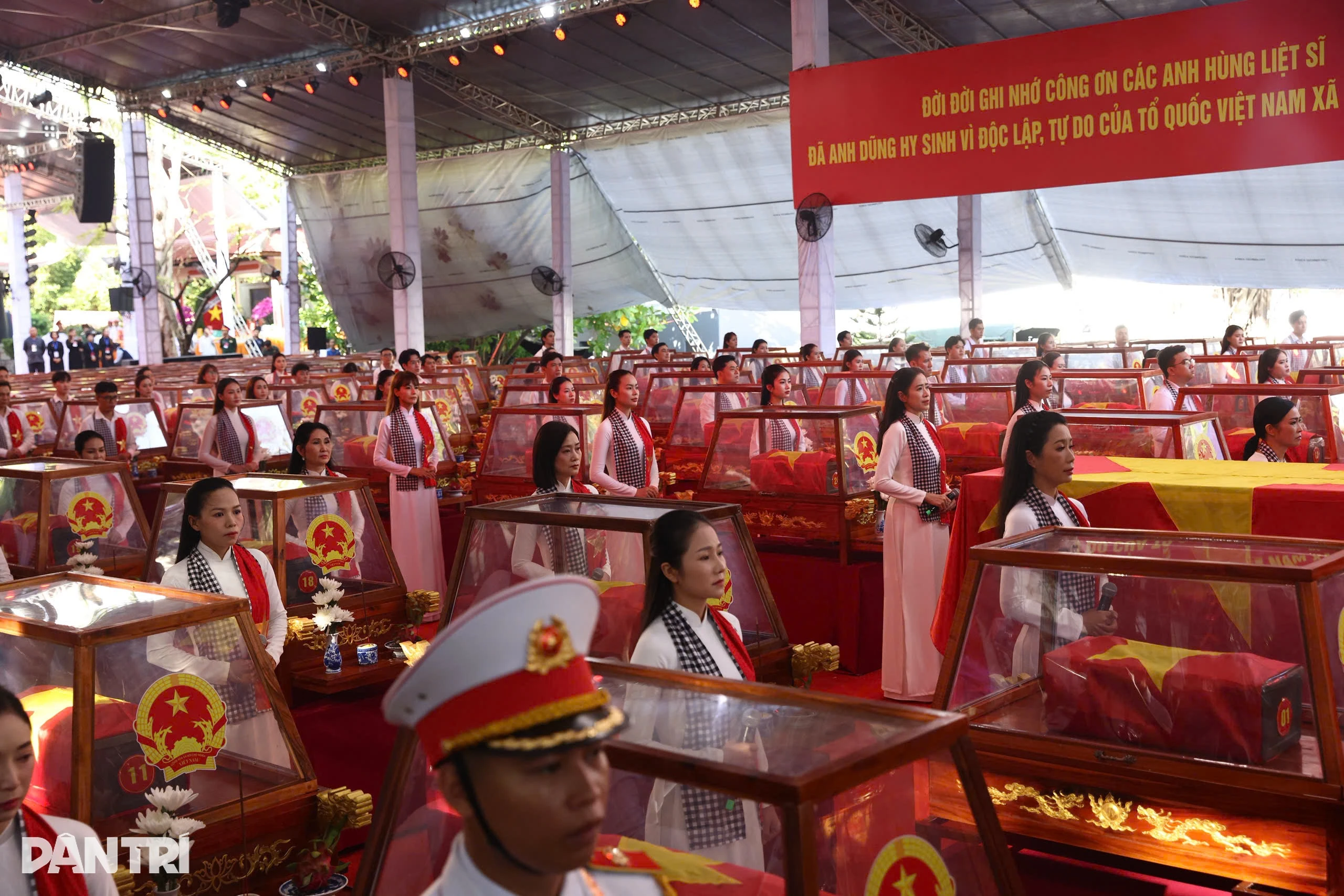 Nghệ sĩ, hoa hậu hòa cùng dòng người cầm hoa trắng tiễn đưa liệt sĩ - Hình 1