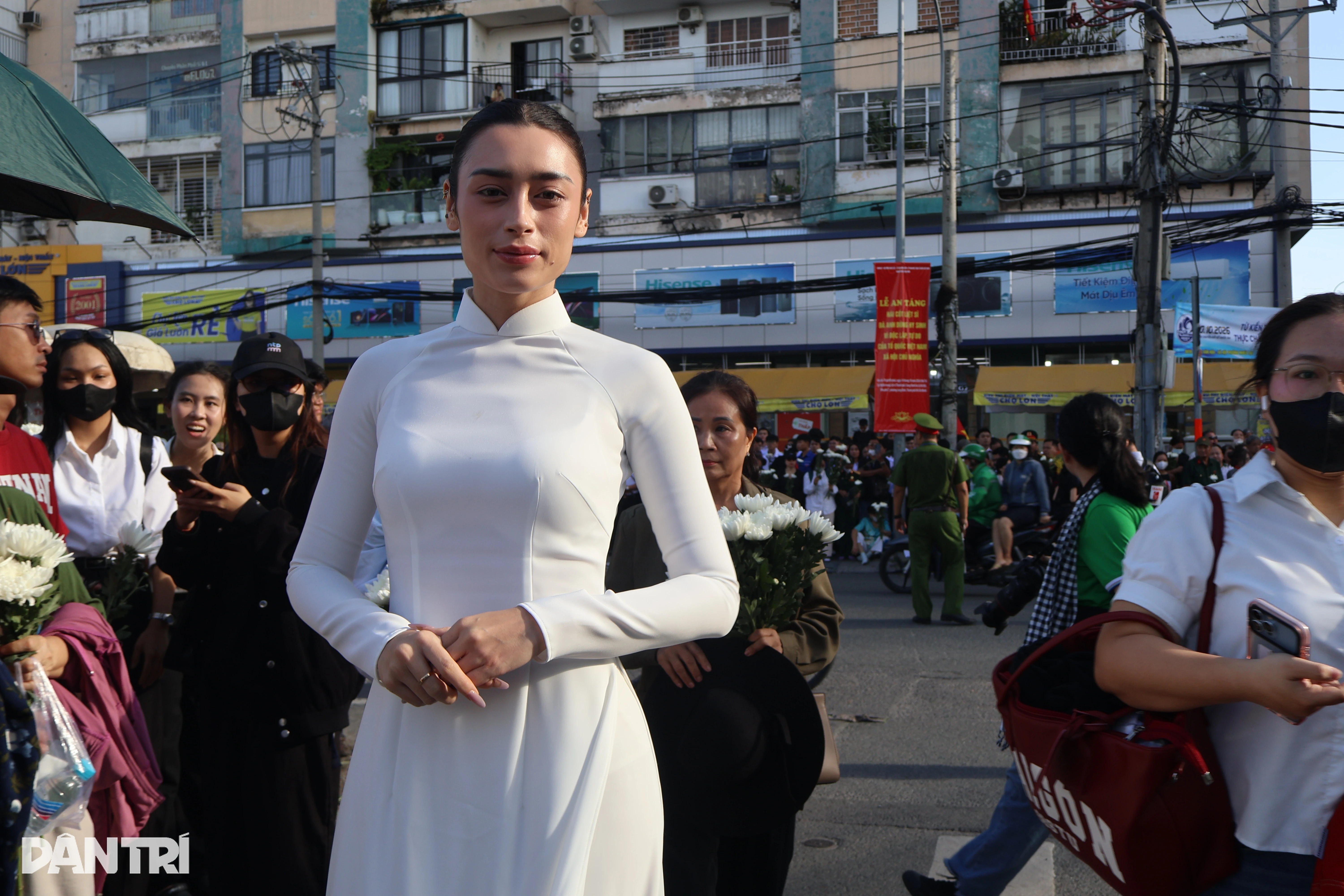 Nghệ sĩ, hoa hậu hòa cùng dòng người cầm hoa trắng tiễn đưa liệt sĩ - Hình 6