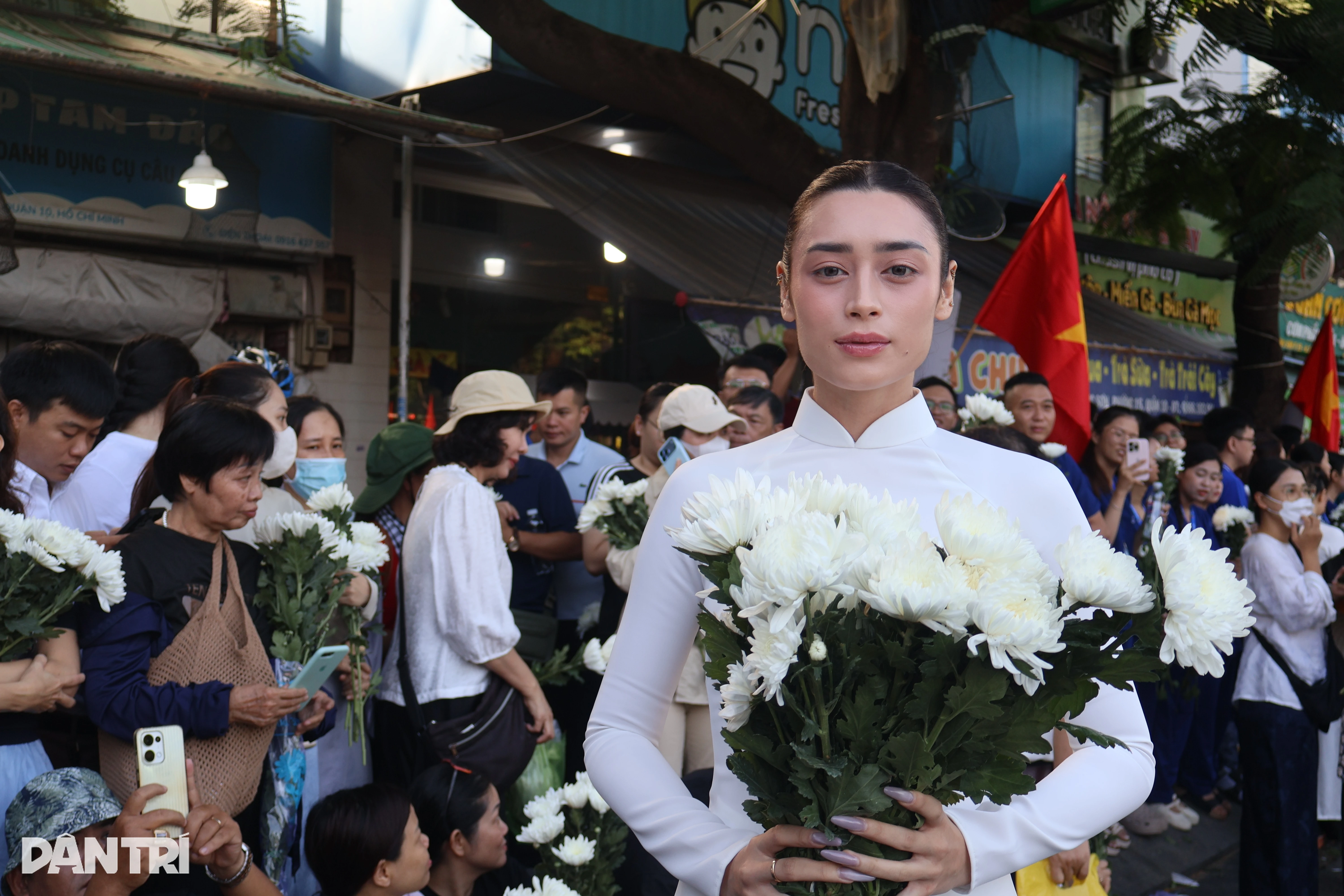 Nghệ sĩ, hoa hậu hòa cùng dòng người cầm hoa trắng tiễn đưa liệt sĩ - Hình 7