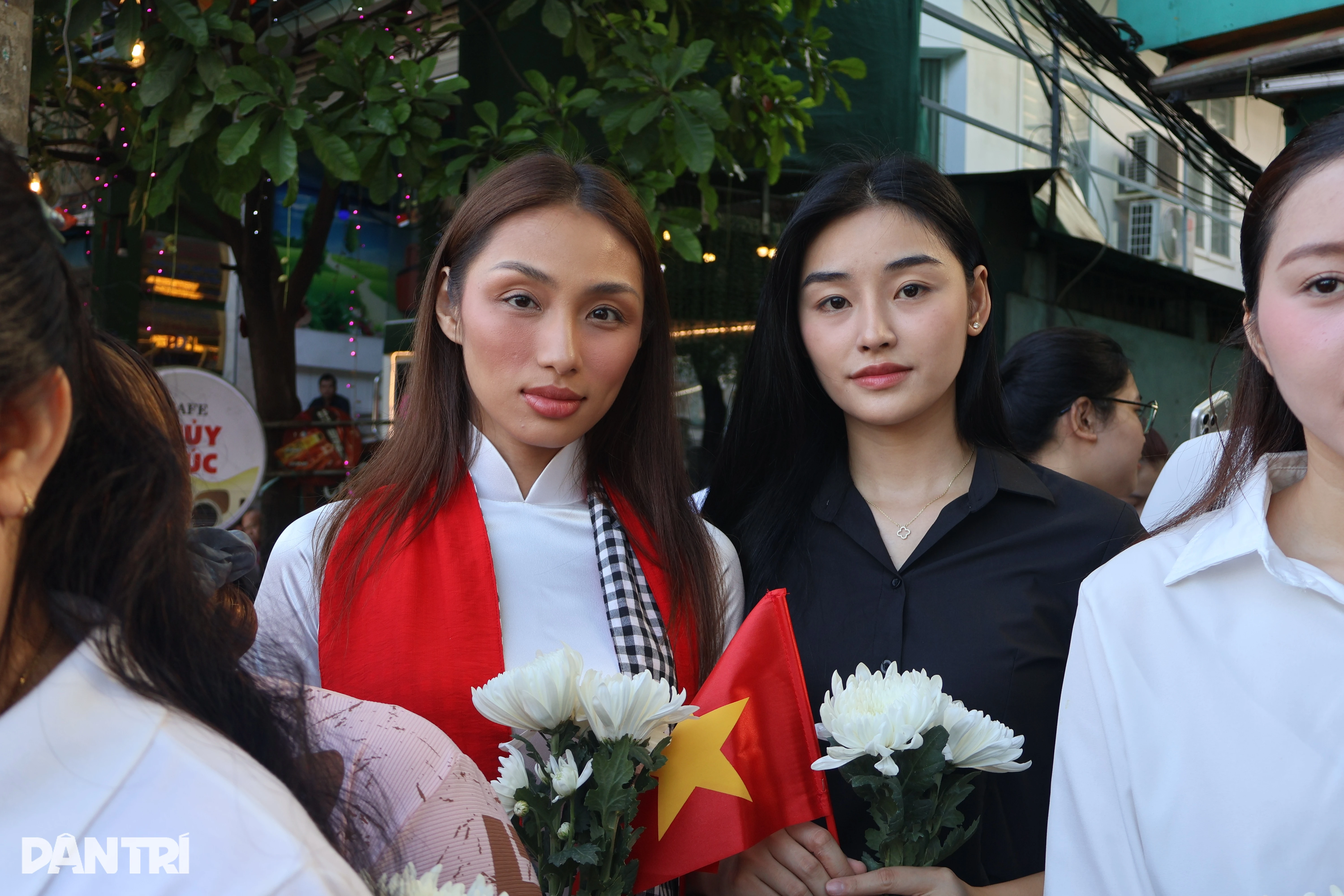 Nghệ sĩ, hoa hậu hòa cùng dòng người cầm hoa trắng tiễn đưa liệt sĩ - Hình 11