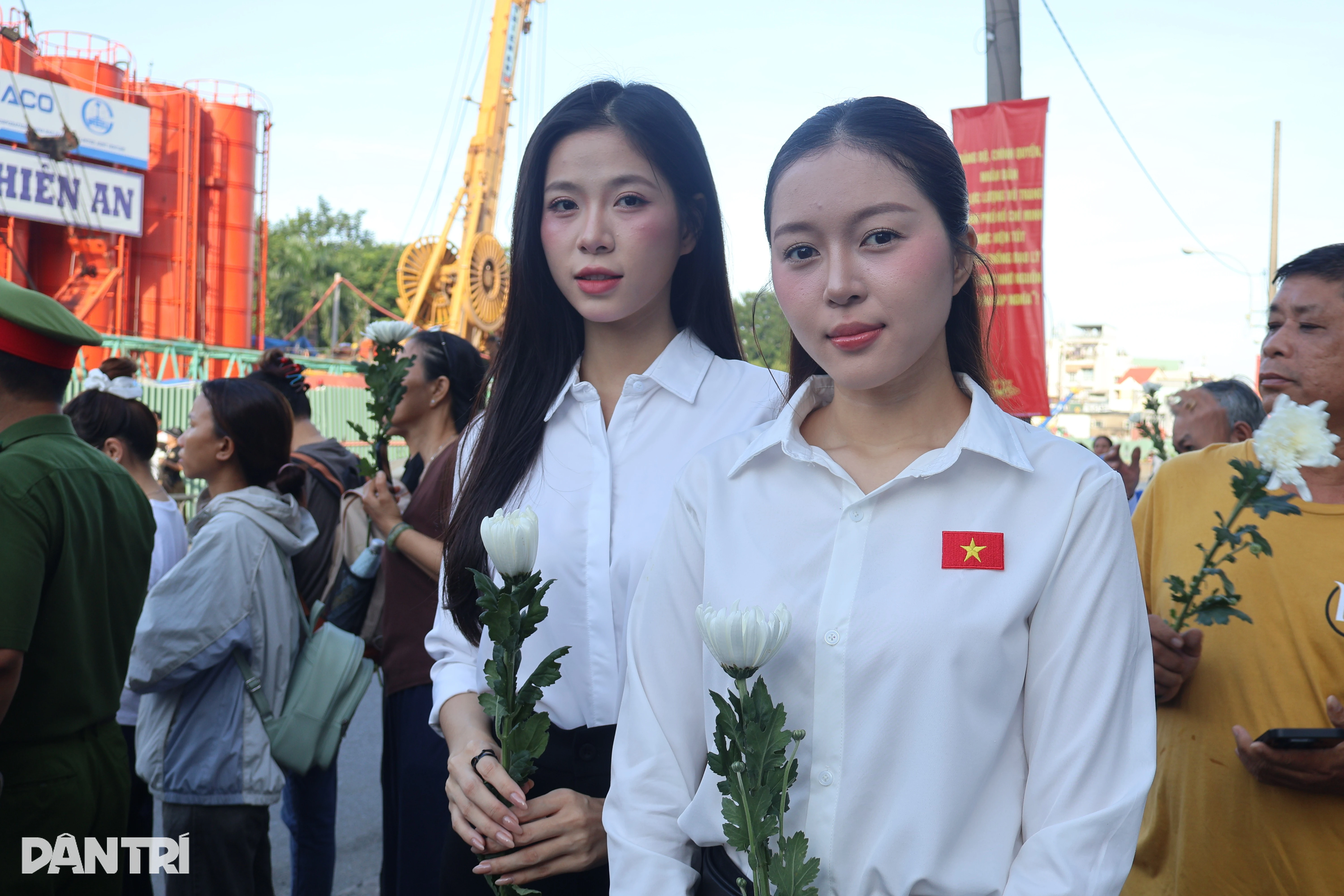 Nghệ sĩ, hoa hậu hòa cùng dòng người cầm hoa trắng tiễn đưa liệt sĩ - Hình 8