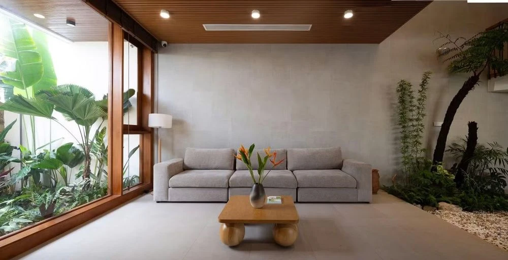 Ngôi nhà có mặt tiền 10m tạo khoảng lùi để đón gió tự nhiên - Hình 12