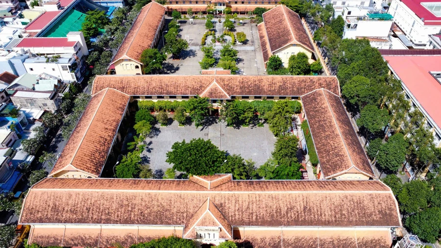 Ngôi trường trăm tuổi từng khiến dư luận nóng lên với việc trùng tu hay đập đi xây mới: Vẫn đẹp lãng mạn sau 10 năm, điểm chuẩn thế nào? - Hình 1