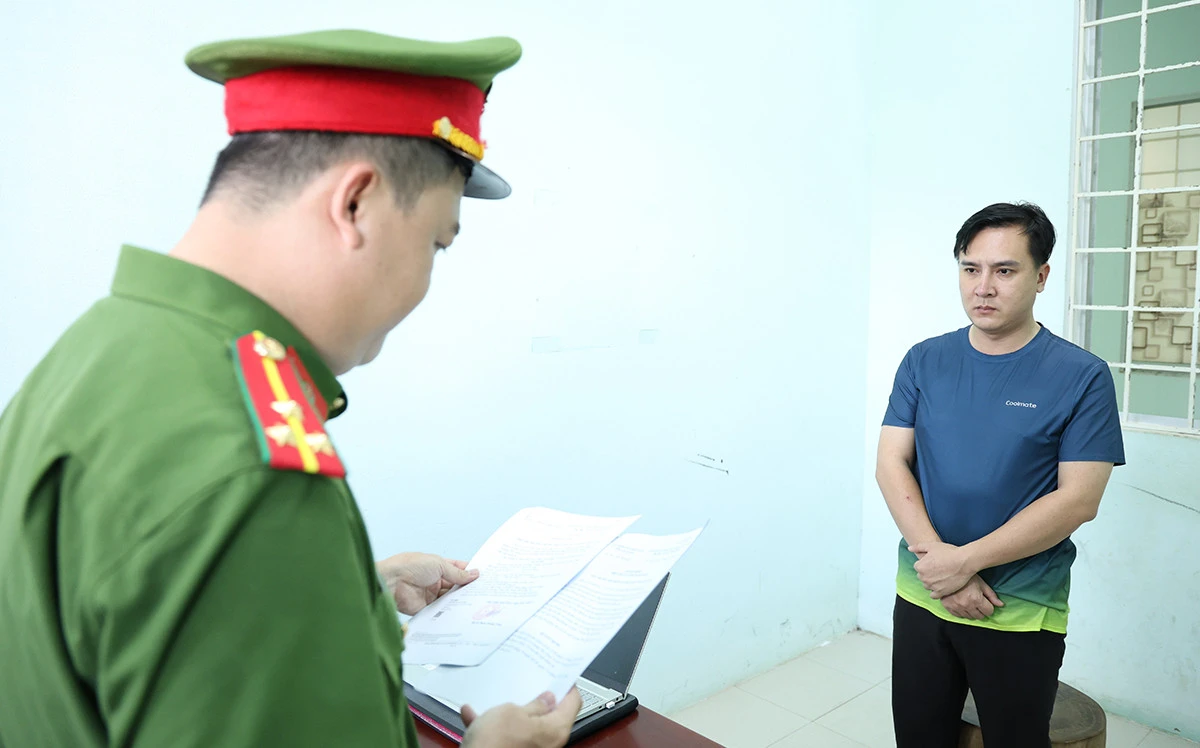 Bắt tạm giam cựu giám đốc phòng giao dịch ngân hàng - Hình 1