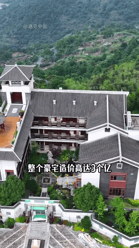 Đại gia xây biệt thự lưng tựa núi, mặt hướng hiển, xa hoa đến mức có sân đáp trực thăng - Hình 4