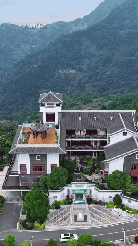 Đại gia xây biệt thự lưng tựa núi, mặt hướng hiển, xa hoa đến mức có sân đáp trực thăng - Hình 5