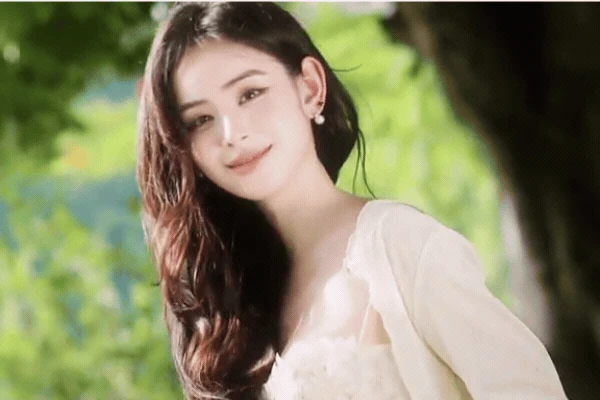 Dâu hào môn Việt có gương mặt tinh tuý, giống từ Kim Tae Hee - Lưu Diệc Phi đến Cổ Lực Na Trát - Hình 2