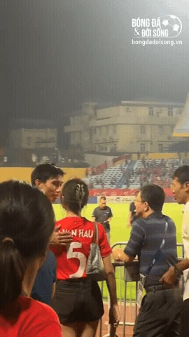 Đoàn Văn Hậu hôn Doãn Hải My cực tình ngay trên sân bóng - Hình 1