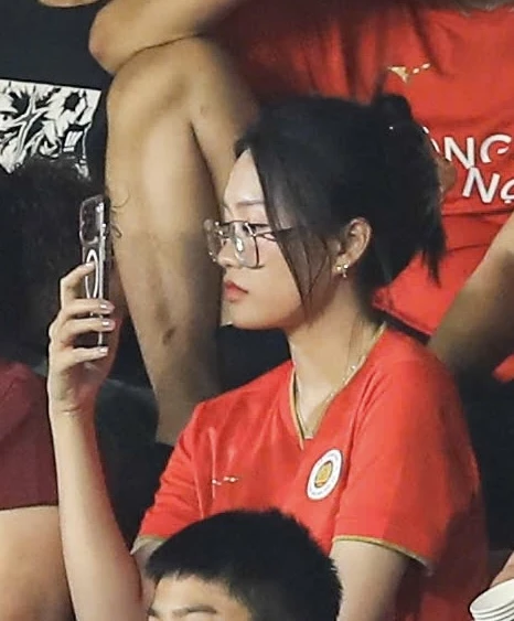 Đoàn Văn Hậu hôn Doãn Hải My cực tình ngay trên sân bóng - Hình 3