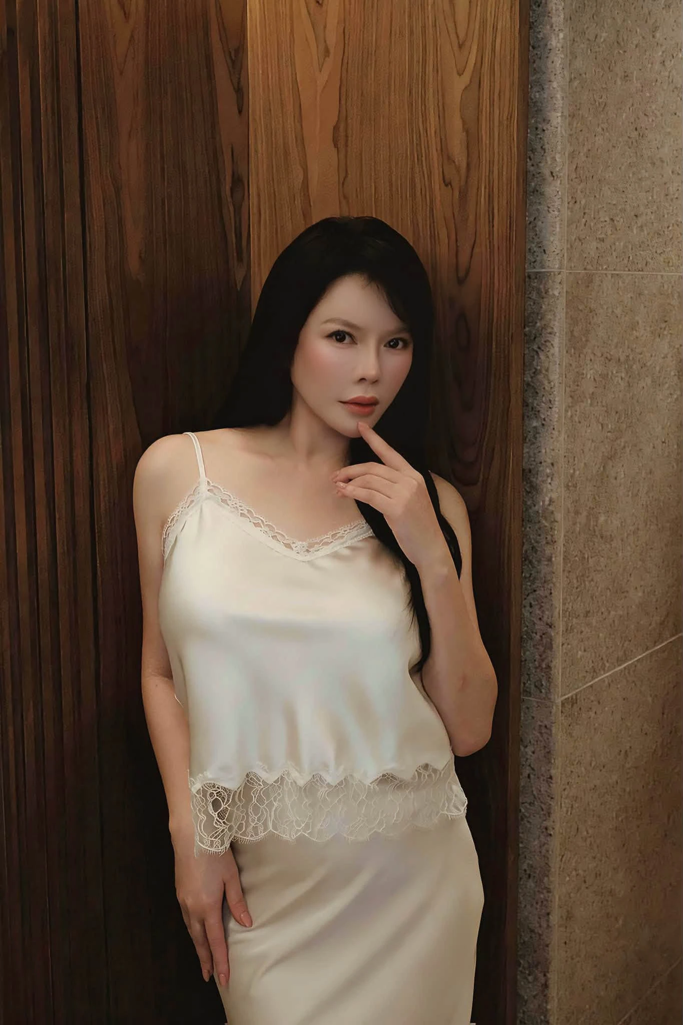 Người đẹp Lý Nhã Kỳ gợi cảm, ca sĩ Mỹ Tâm tươi trẻ tuổi U50 - Hình 1