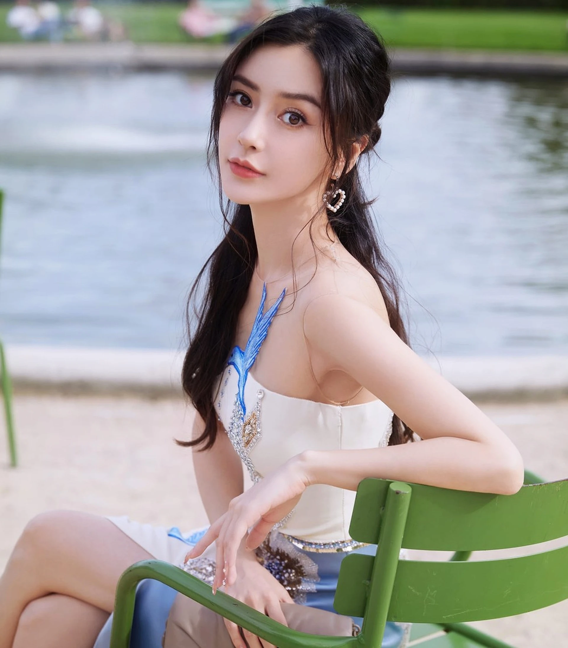 Những bức ảnh thẻ không thể tin nổi của Angelababy - Hình 3