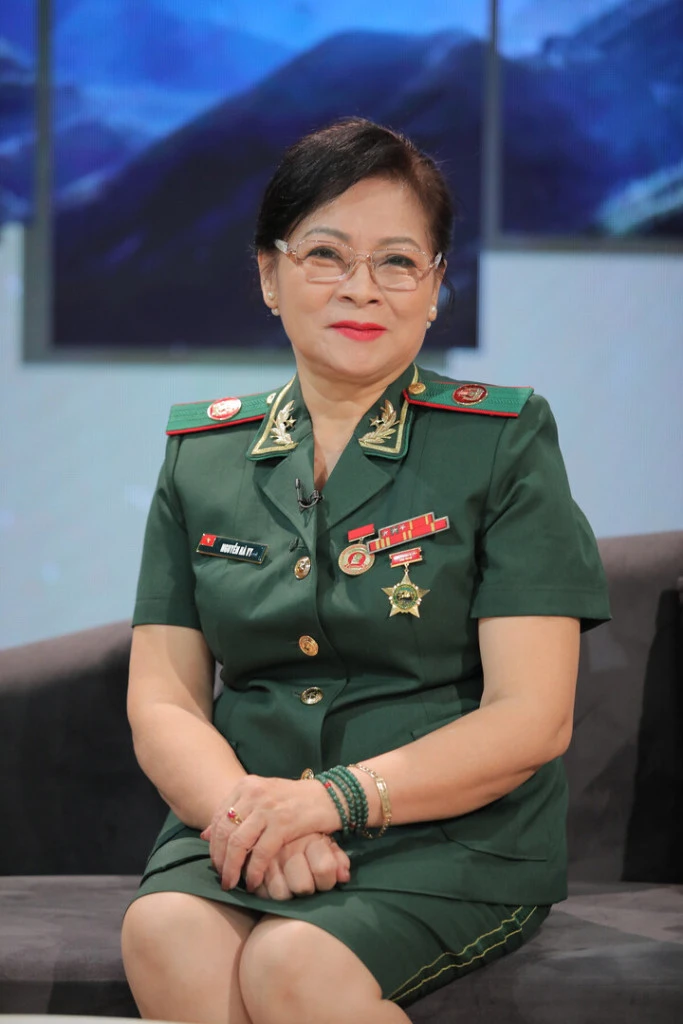 Nữ NSND đỗ thủ khoa kép ở tuổi U50, là mẹ của BTV VTV nổi tiếng, từng hát nhạc phim Tây Du Ký tại Trung Quốc - Hình 1