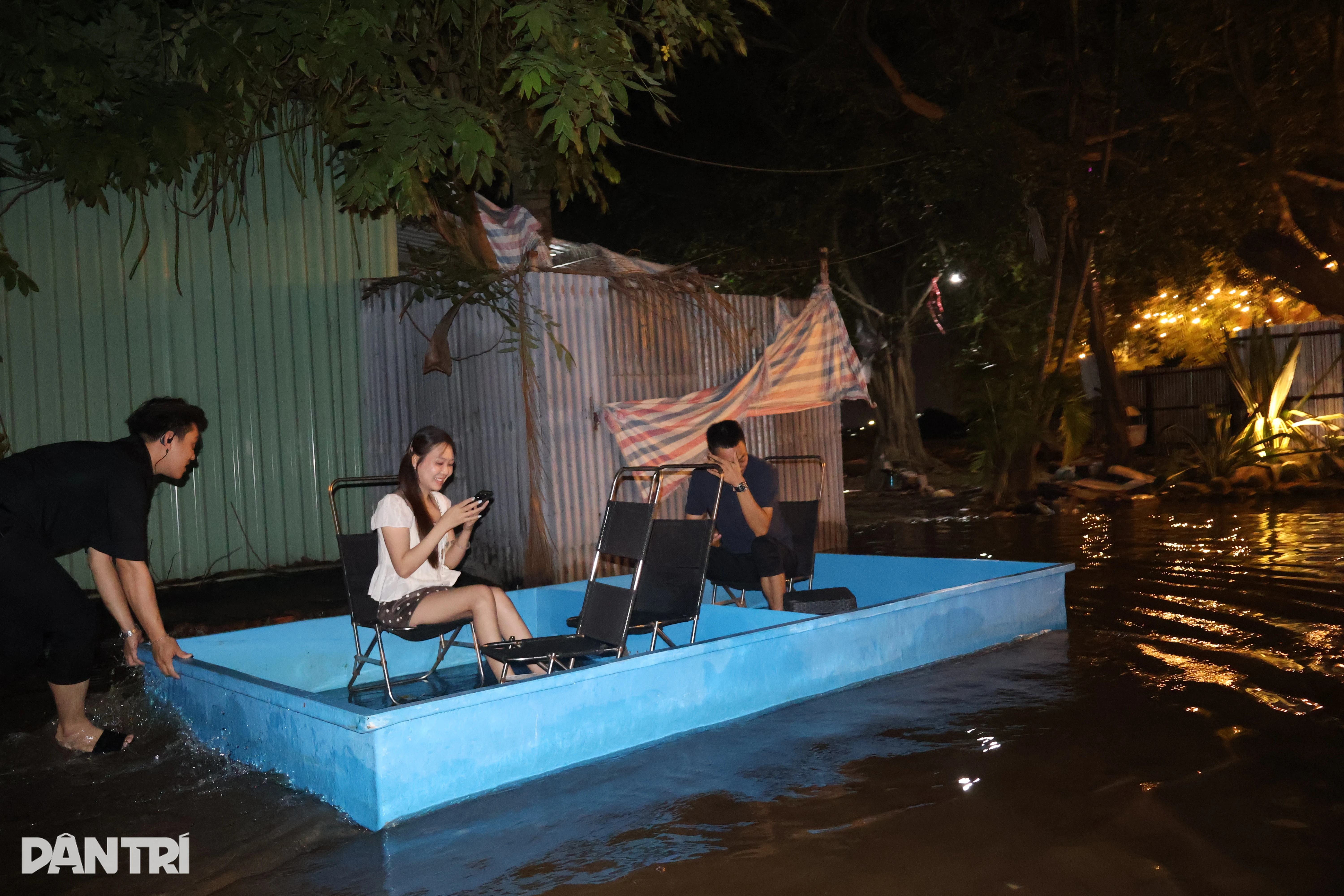 Vừa khai trương, nhà hàng ở TPHCM ngập sâu phải dùng thuyền đón khách - Hình 1