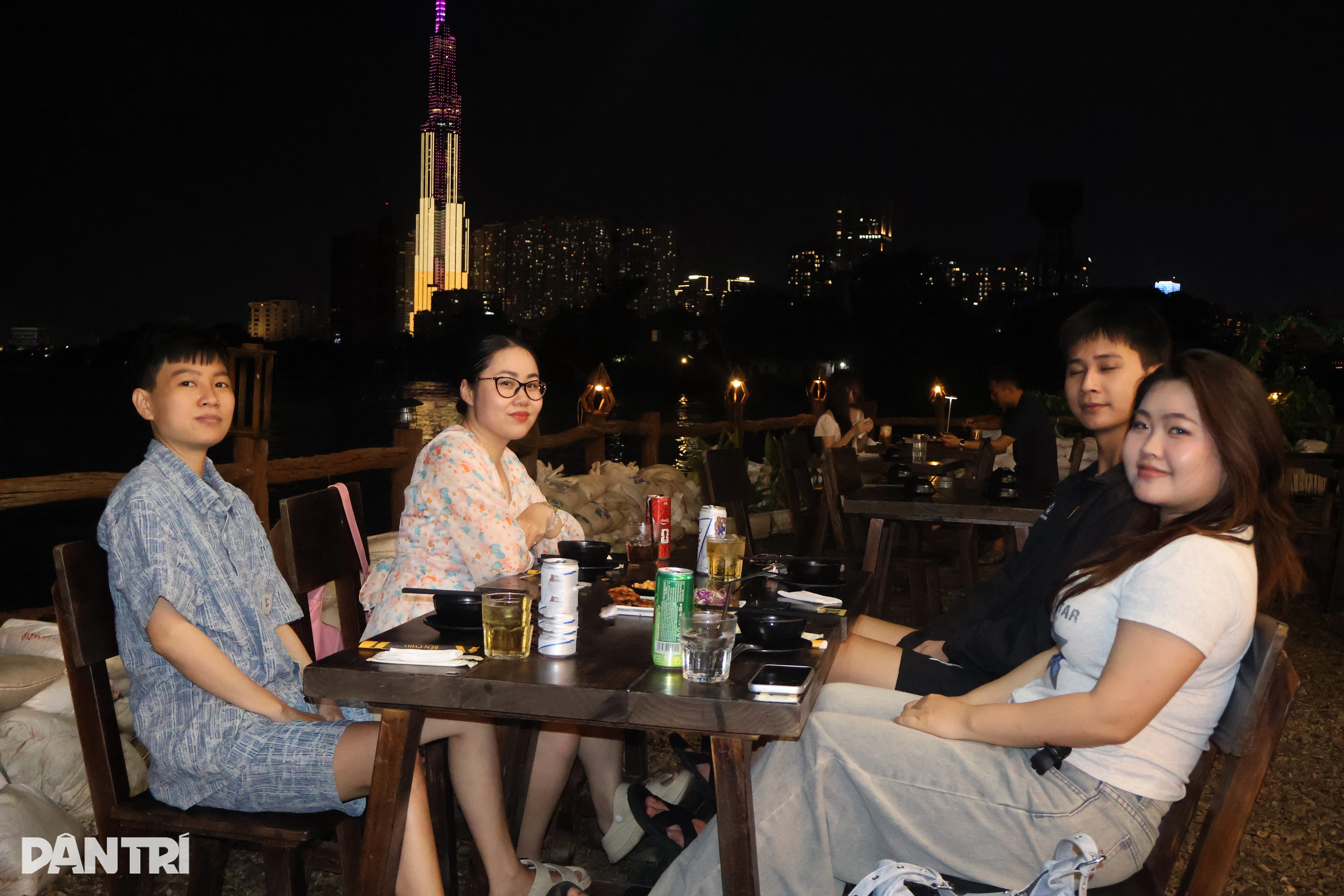 Vừa khai trương, nhà hàng ở TPHCM ngập sâu phải dùng thuyền đón khách - Hình 8