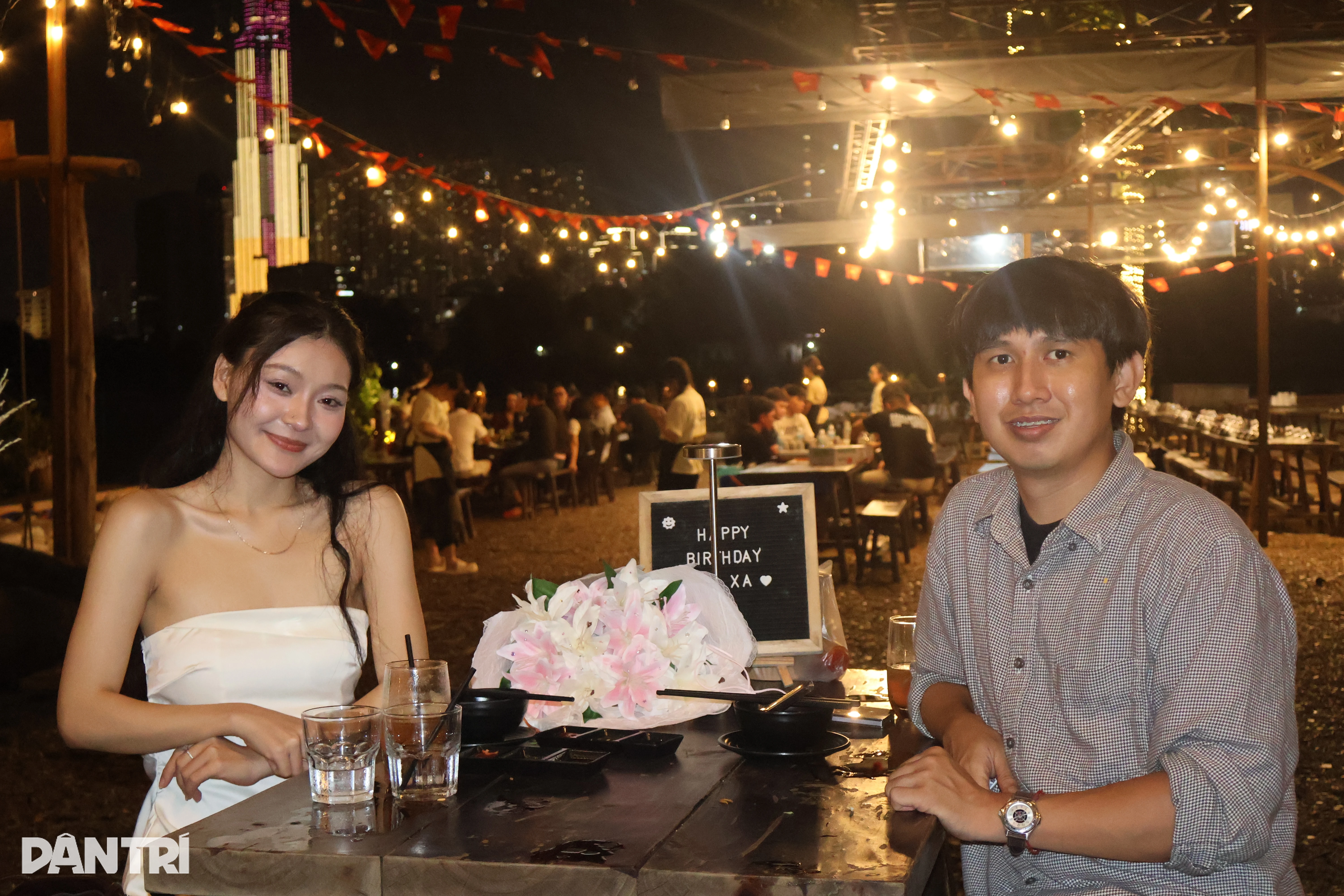 Vừa khai trương, nhà hàng ở TPHCM ngập sâu phải dùng thuyền đón khách - Hình 7
