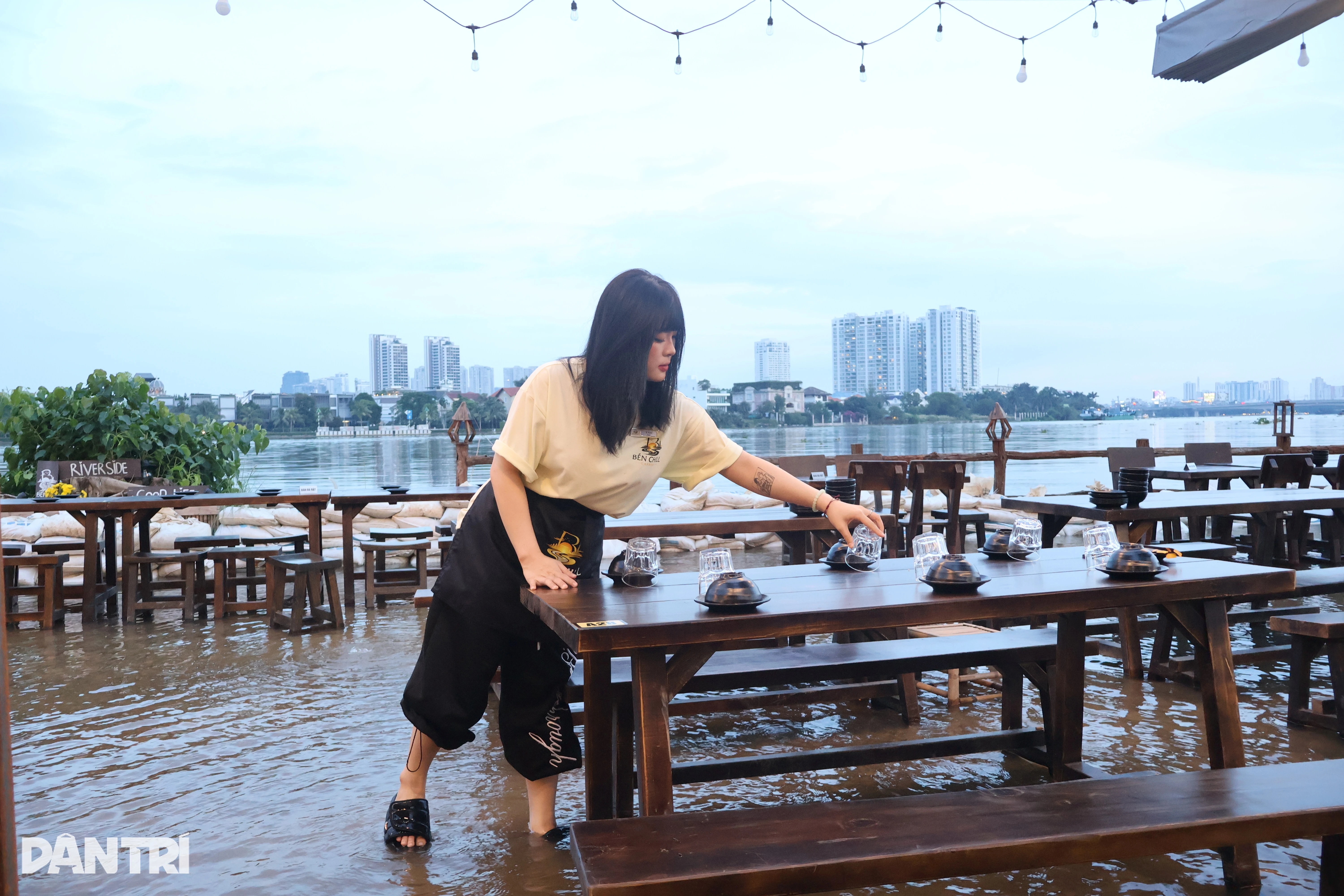 Vừa khai trương, nhà hàng ở TPHCM ngập sâu phải dùng thuyền đón khách - Hình 3