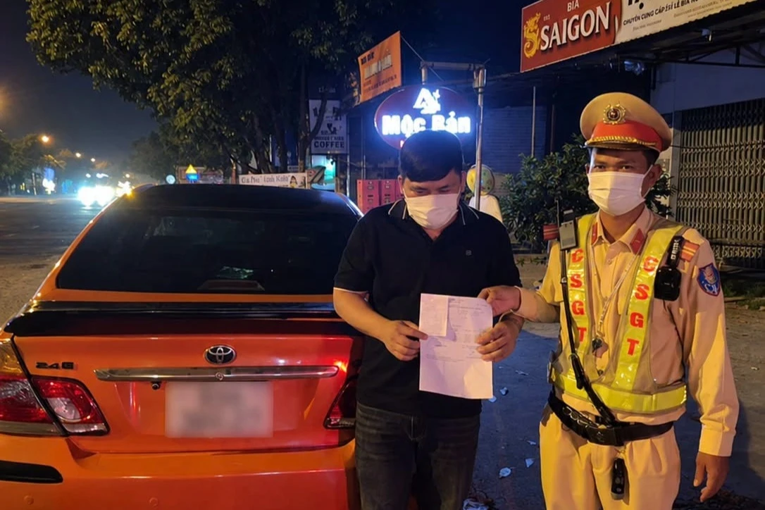 Xử lý một tài xế xe con không bằng lái, dương tính ma túy - Hình 1