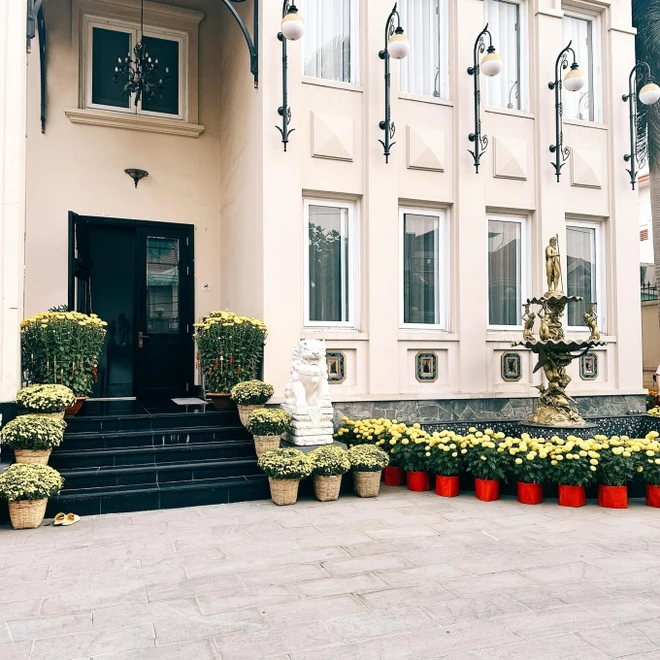 Cô bé bị bạn bè xa lánh vì da quá trắng giờ lớn lên làm dâu gia tộc nghìn tỷ, sống trong dinh thự tại TP.HCM - Hình 7